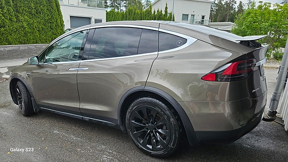Tesla Model X 4 of 21