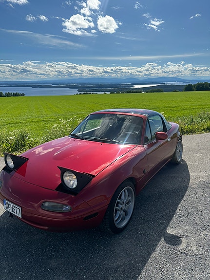 Mazda MX-5 2 of 5