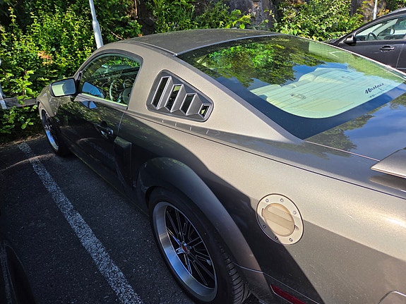 Ford Mustang 2 of 5