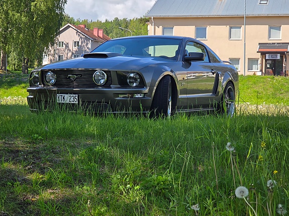 Ford Mustang 4 of 5