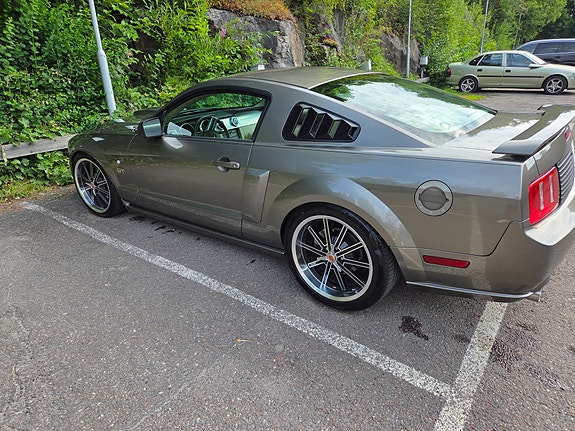 Ford Mustang 3 of 5