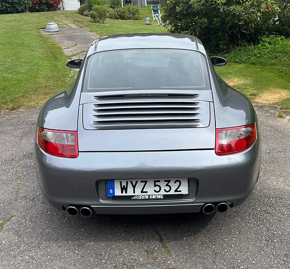 Porsche 911 Carrera 4 of 5