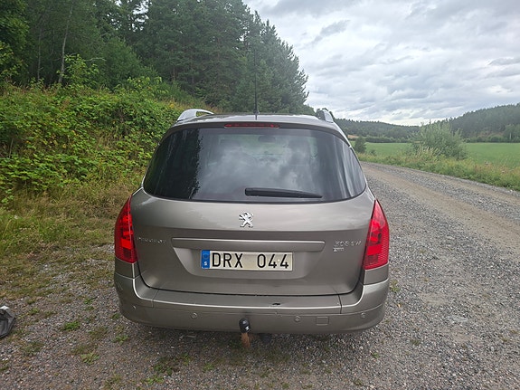 Peugeot 308 SW 2 of 6