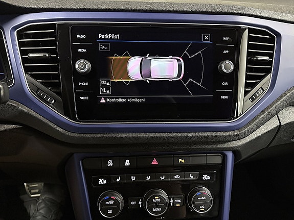 Volkswagen T-Roc 25 of 30