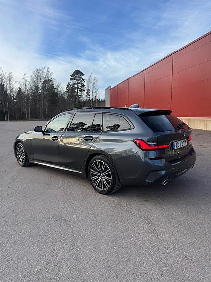 BMW 320d 2 of 5