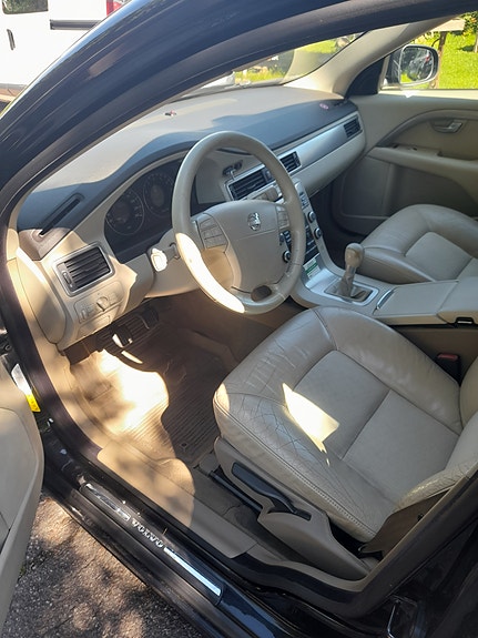 Volvo V70 2 of 3