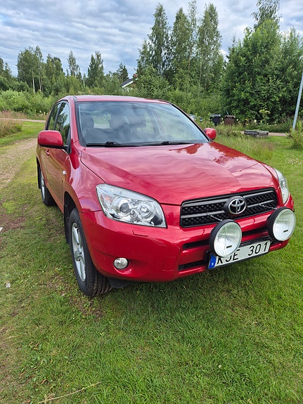 Toyota RAV4 2 of 5