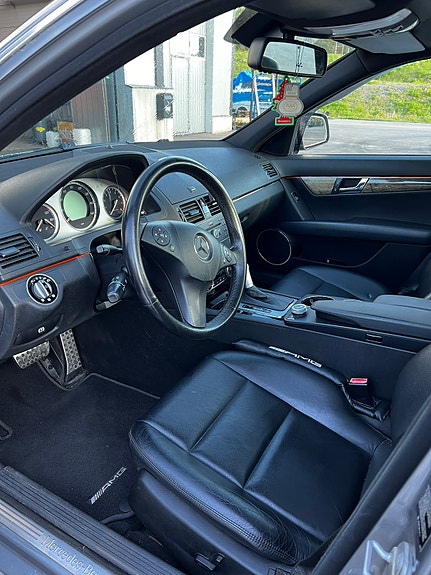 Mercedes-Benz C350 2 of 5