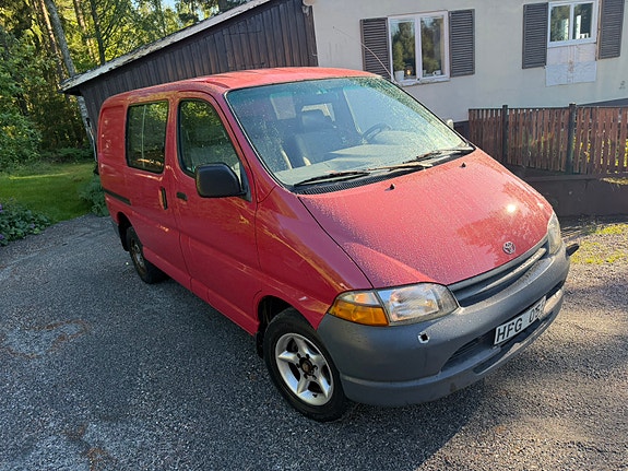 Toyota HiAce 3 of 5