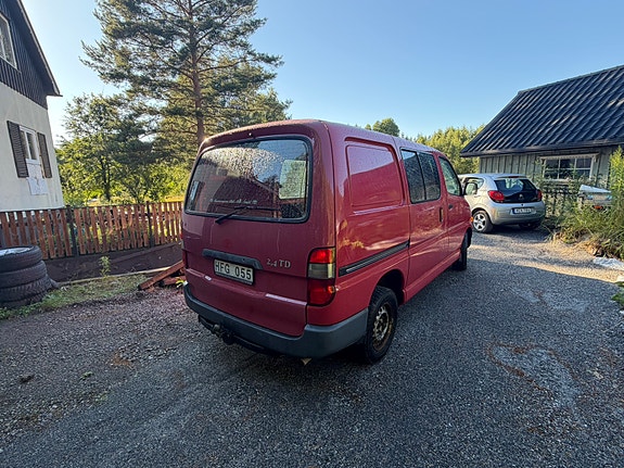 Toyota HiAce 2 of 5