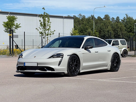 Porsche Taycan 3 of 5