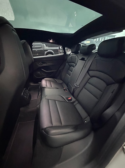 Porsche Taycan 7 of 8