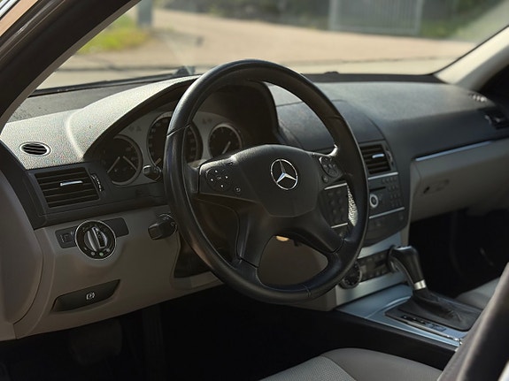 Mercedes-Benz C220 10 of 22