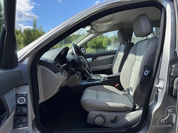 Mercedes-Benz C220 9 of 22