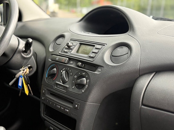 Toyota Yaris 11 of 17