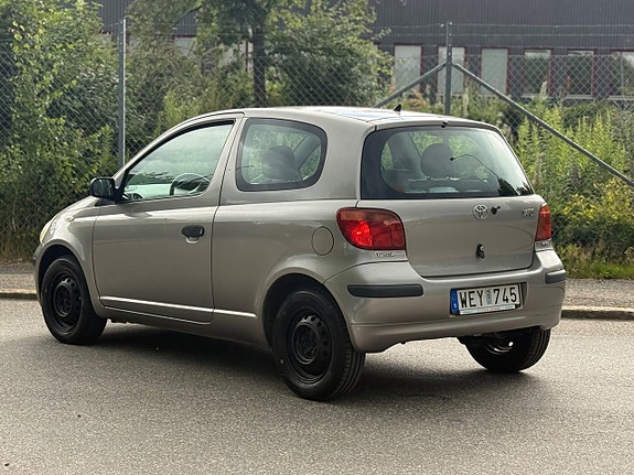 Toyota Yaris 5 of 17