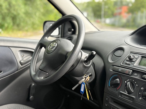 Toyota Yaris 10 of 17