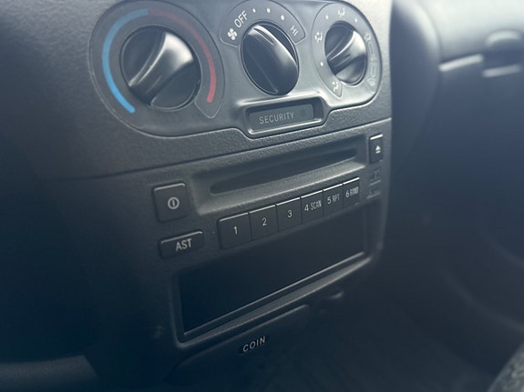 Toyota Yaris 15 of 17