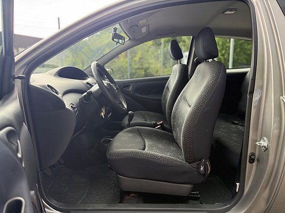 Toyota Yaris 8 of 17
