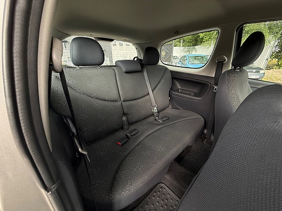 Toyota Yaris 13 of 17