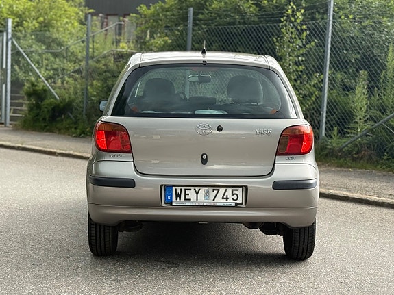 Toyota Yaris 4 of 17
