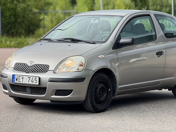 Toyota Yaris 2 of 17