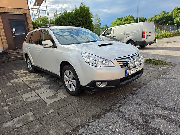 Subaru Outback 2 of 5