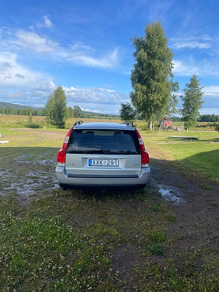 Volvo V70 3 of 5