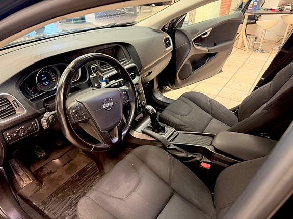 Volvo V40 8 of 12