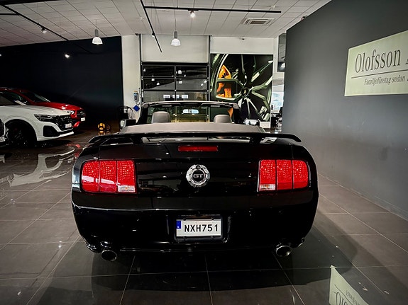 Ford Mustang 3 of 5