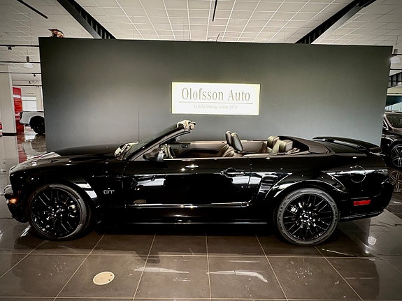 Ford Mustang 2 of 5