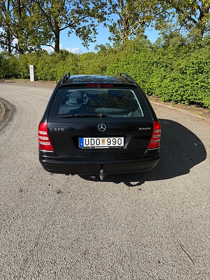 Mercedes-Benz C320 4 of 9