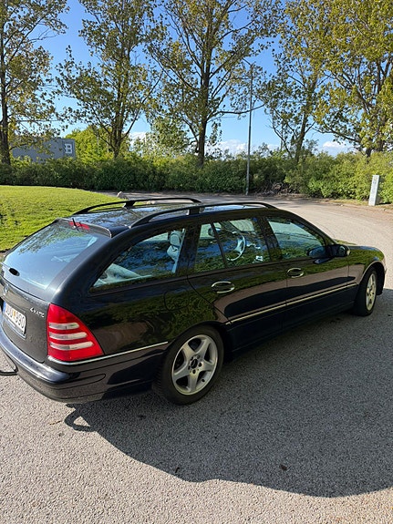 Mercedes-Benz C320 2 of 9