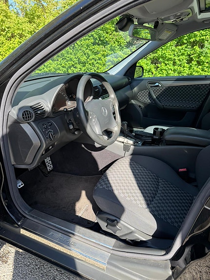 Mercedes-Benz C320 7 of 9