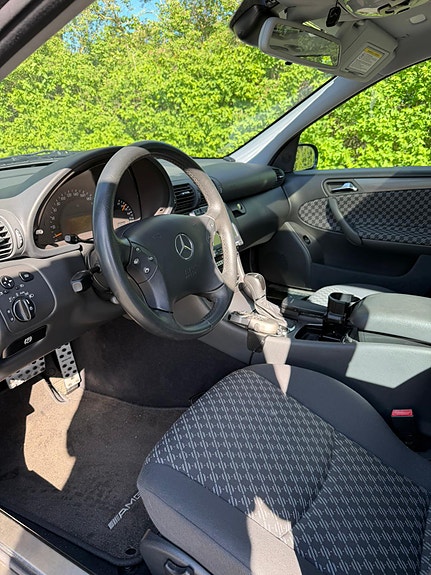 Mercedes-Benz C320 5 of 9