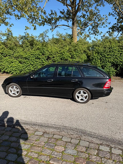 Mercedes-Benz C320 3 of 9