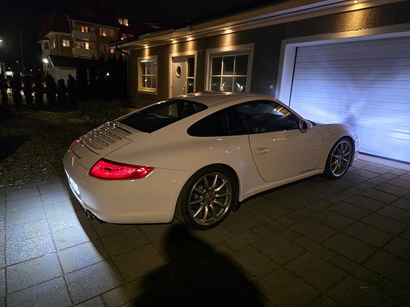 Porsche 911 Carrera 4 2 of 5