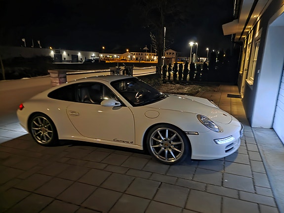 Porsche 911 Carrera 4 3 of 5
