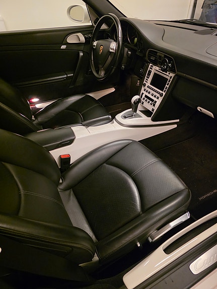 Porsche 911 Carrera 4 5 of 5