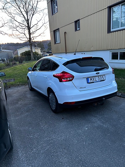 Ford Focus 2 of 3