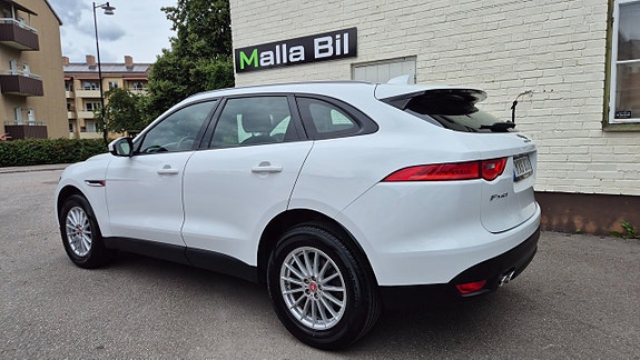Jaguar F-PACE 8 of 19