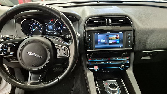 Jaguar F-PACE 10 of 19