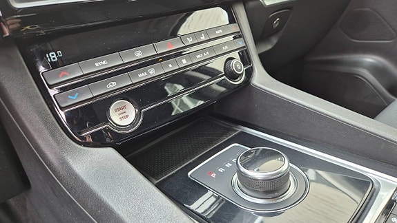 Jaguar F-PACE 14 of 19