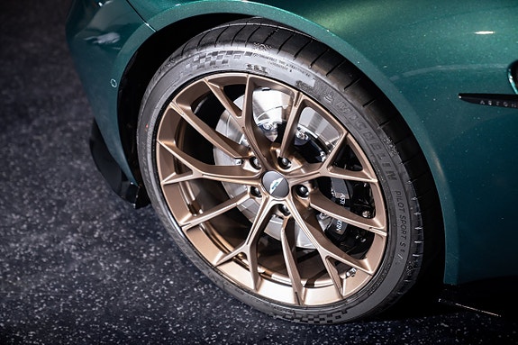 Aston Martin Vantage 5 of 5