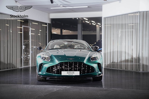 Aston Martin Vantage 3 of 5