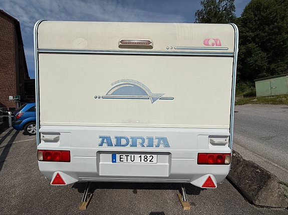 Adria Mobil Unica 502 Up husvagn med solpanel & förtält 3 of 11