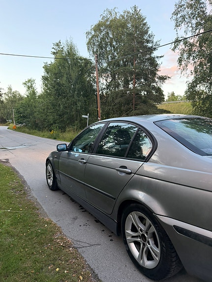 BMW 325i 4 of 5
