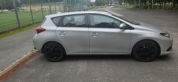 Toyota Auris 4 of 5