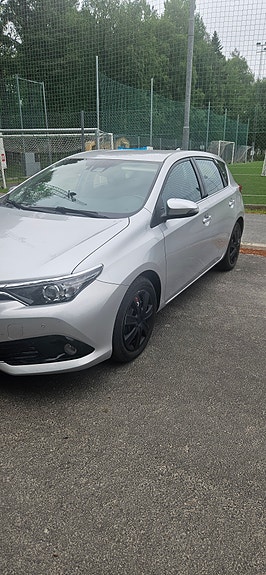 Toyota Auris 2 of 5