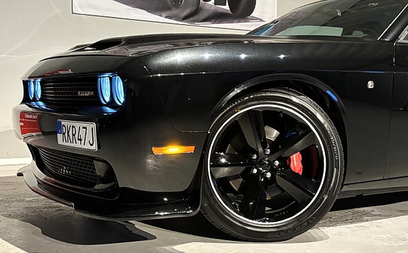 Dodge Challenger 2 of 5